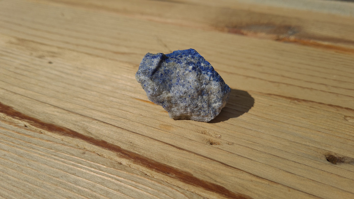 Pierre de lapis-lazuli brute de 52.9g