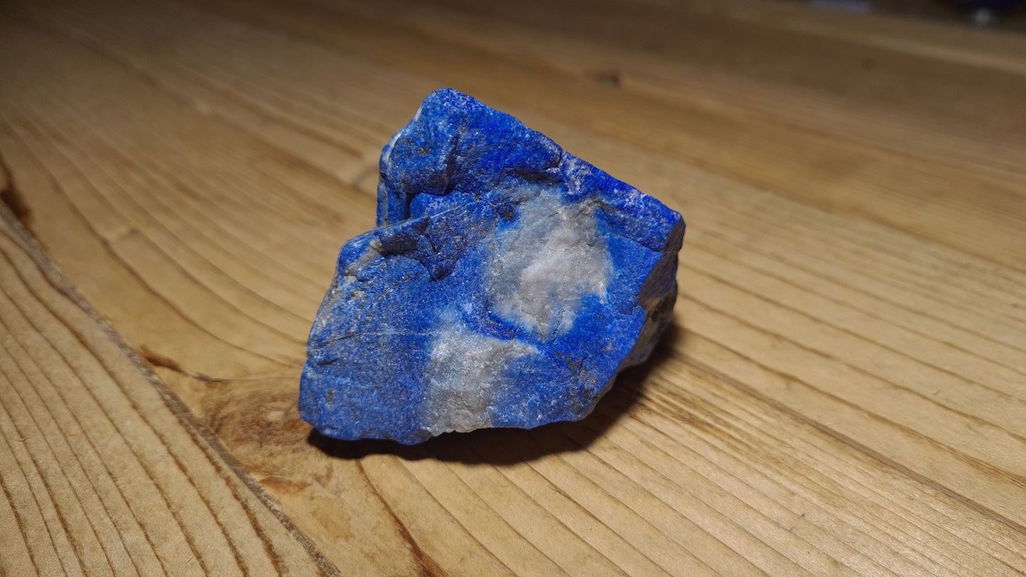 Pierre de lapis-lazuli brute de 250.5g