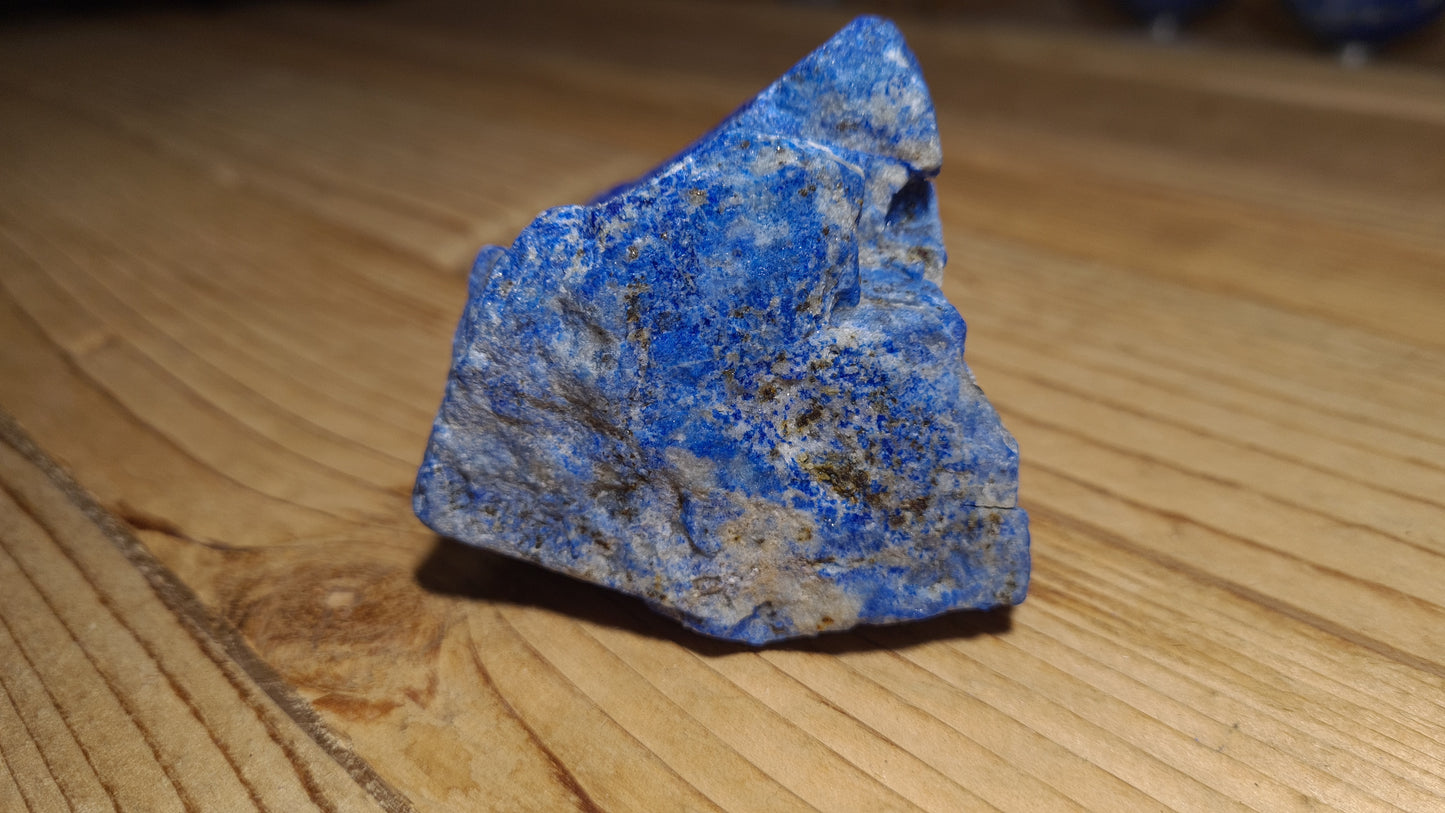 Pierre de lapis-lazuli brute de 250.5g