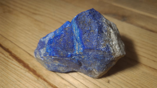 Pierre de lapis-lazuli brute de 374g