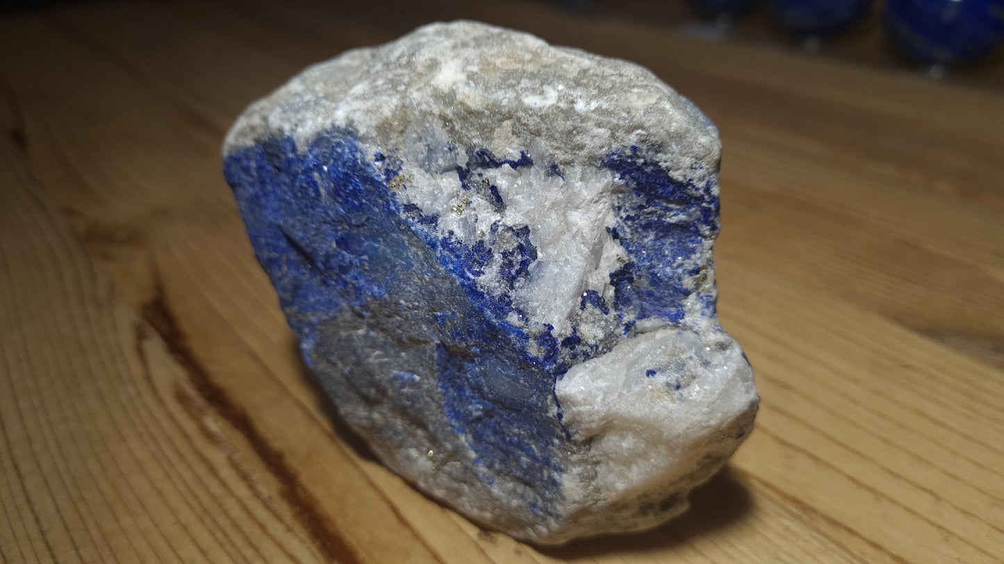 Pierre de lapis-lazuli brute de 640g