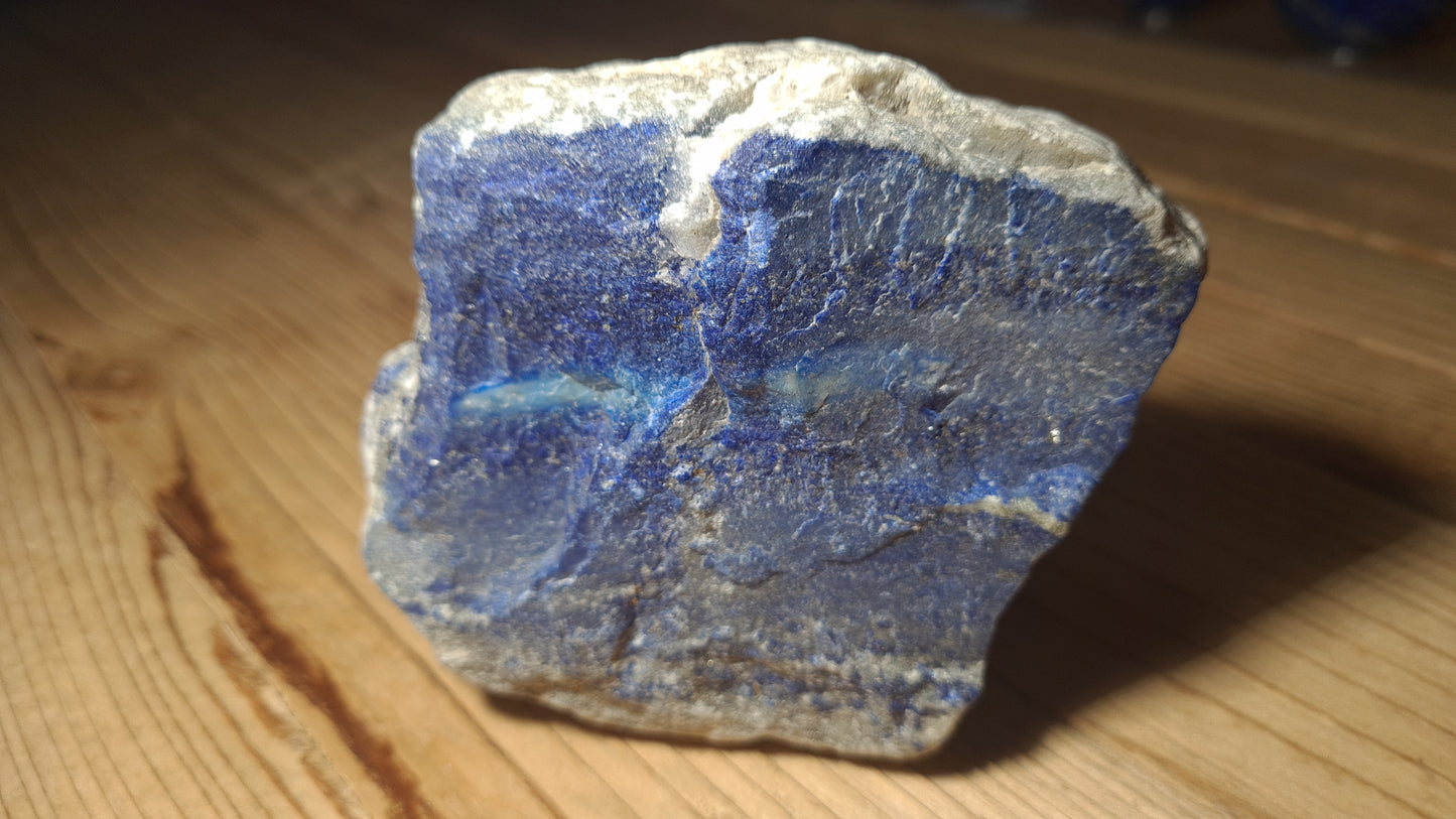 Pierre de lapis-lazuli brute de 640g