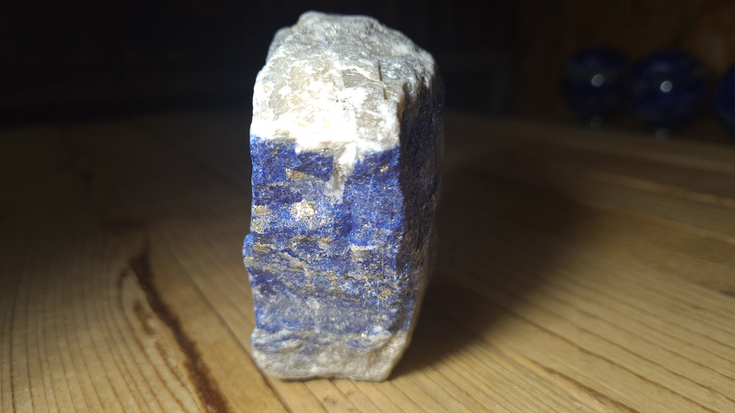 Pierre de lapis-lazuli brute de 640g