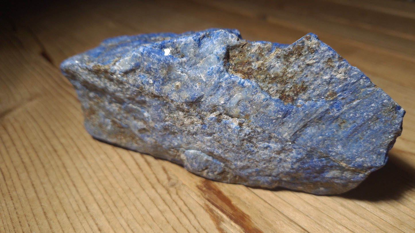 Pierre de lapis-lazuli brute de 540g