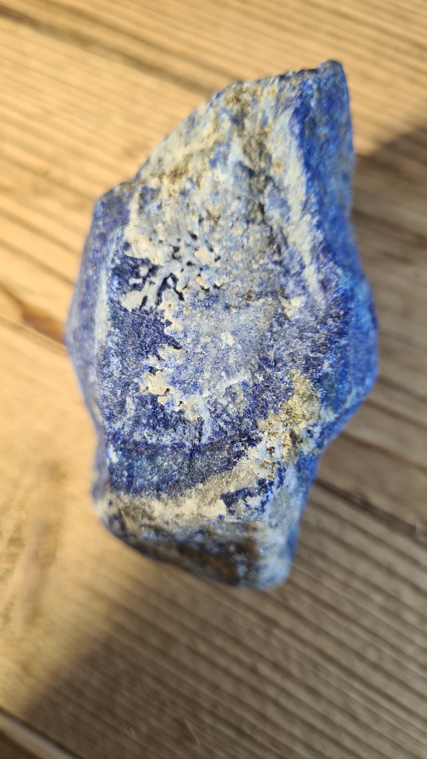 Pierre de lapis-lazuli brute de 555g