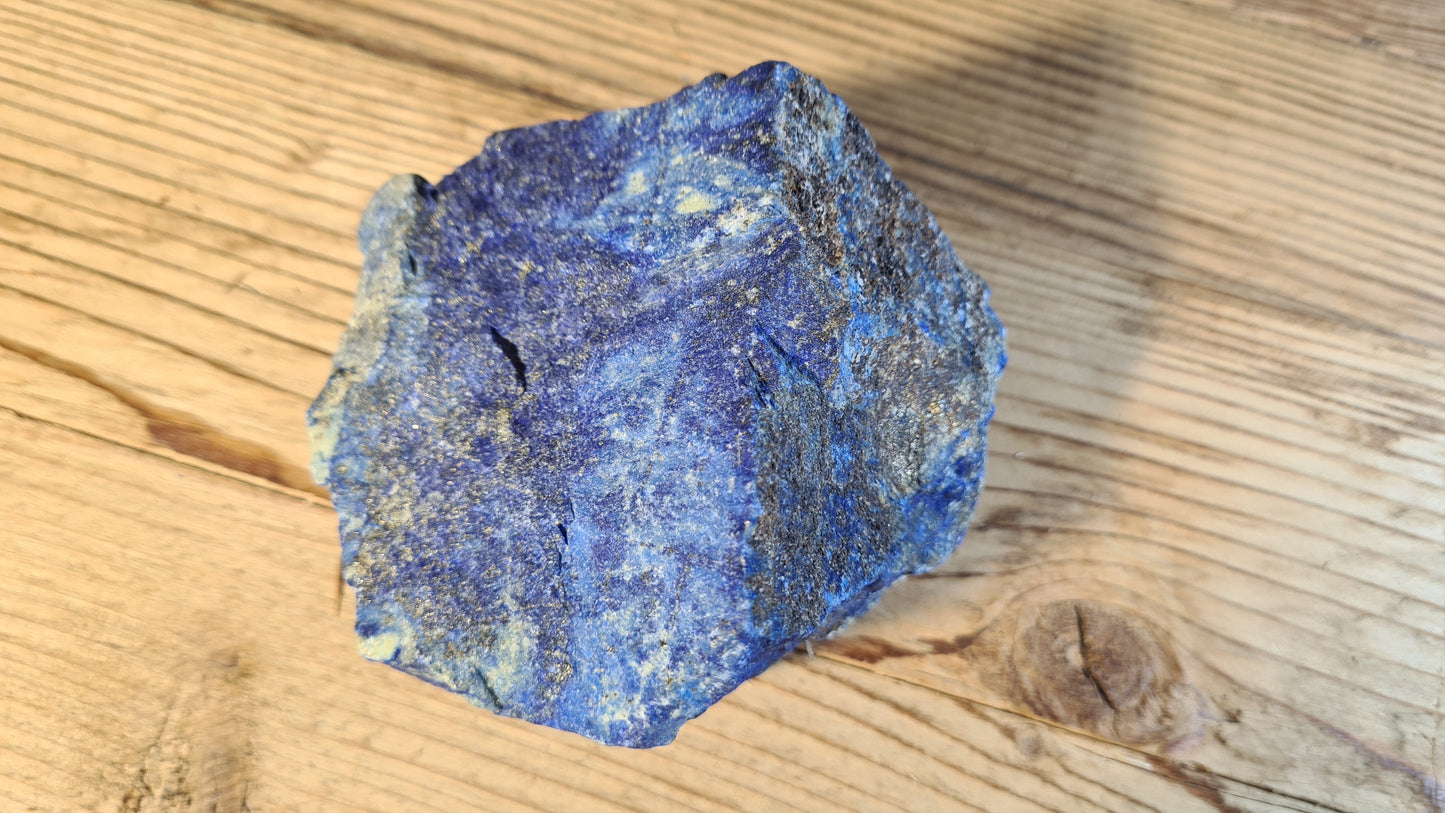 Pierre de lapis-lazuli brute de 595g