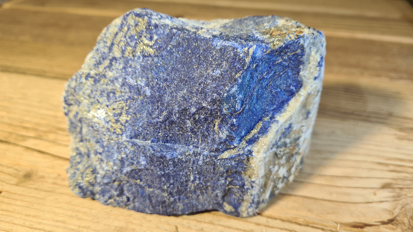 Pierre de lapis-lazuli brute de 811g