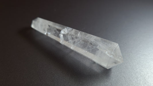 Cristal de quartz - 6 faces - 7.7 x 1.7 cm - 24.6 g