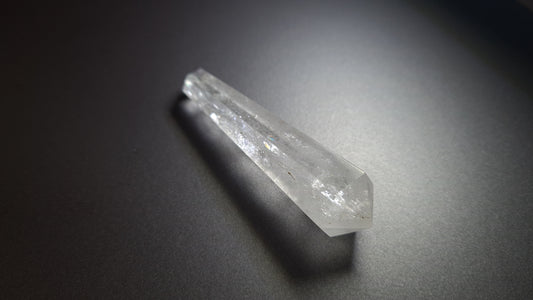 Cristal de quartz - 6 faces - 7.6 x 1.8 cm - 25.9 g