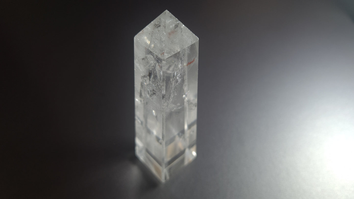 Tour de cristal de quartz 4 faces 9.1cm