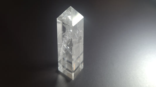 Tour de cristal de quartz 4 faces 9.1cm