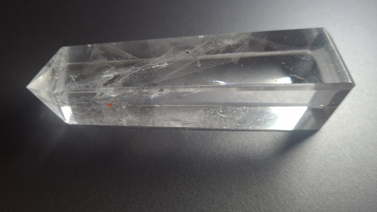 Tour de cristal de quartz 4 faces 9.1cm