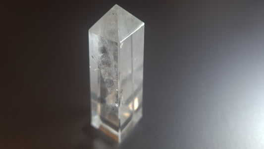 Tour de cristal de quartz 4 faces 8.2cm