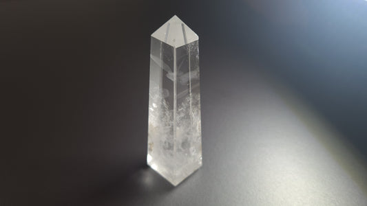 Tour de cristal de quartz 4 faces 9.3cm