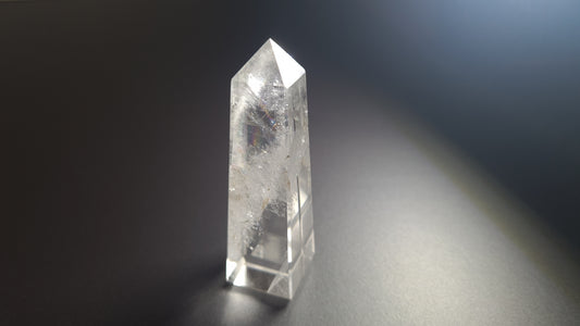 Tour de cristal de quartz 4 faces 7.9cm