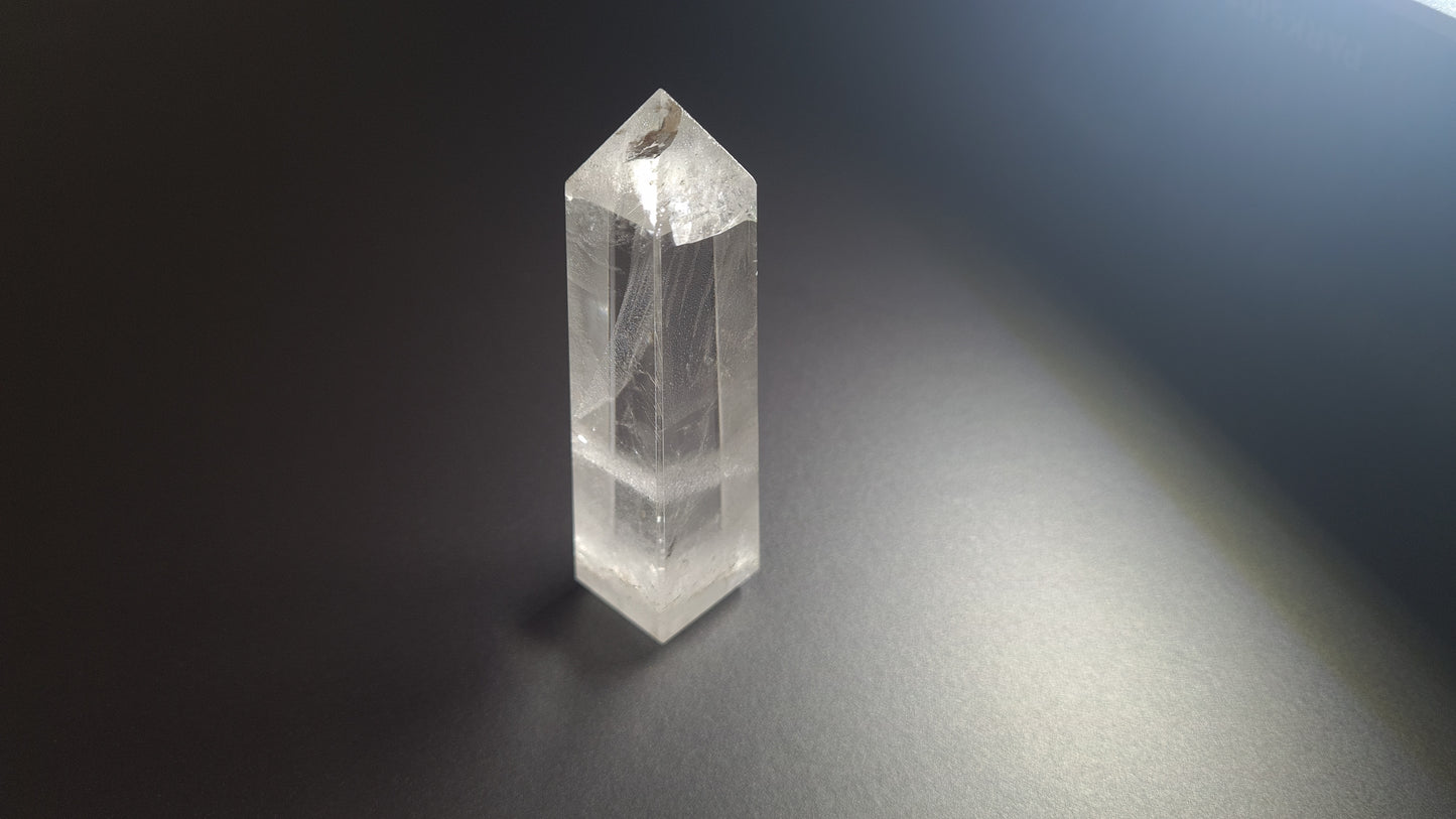 Tour de cristal de quartz 4 faces 8.8cm