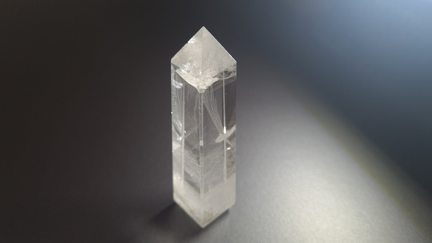 Tour de cristal de quartz 4 faces 8.8cm