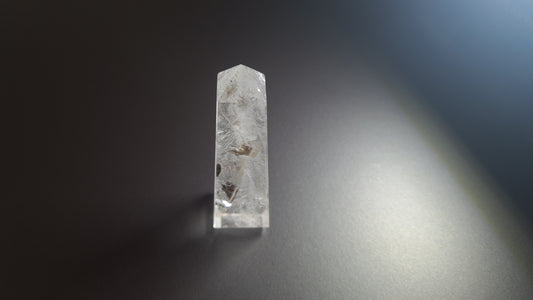 Tour de cristal de quartz 4 faces 8.3cm