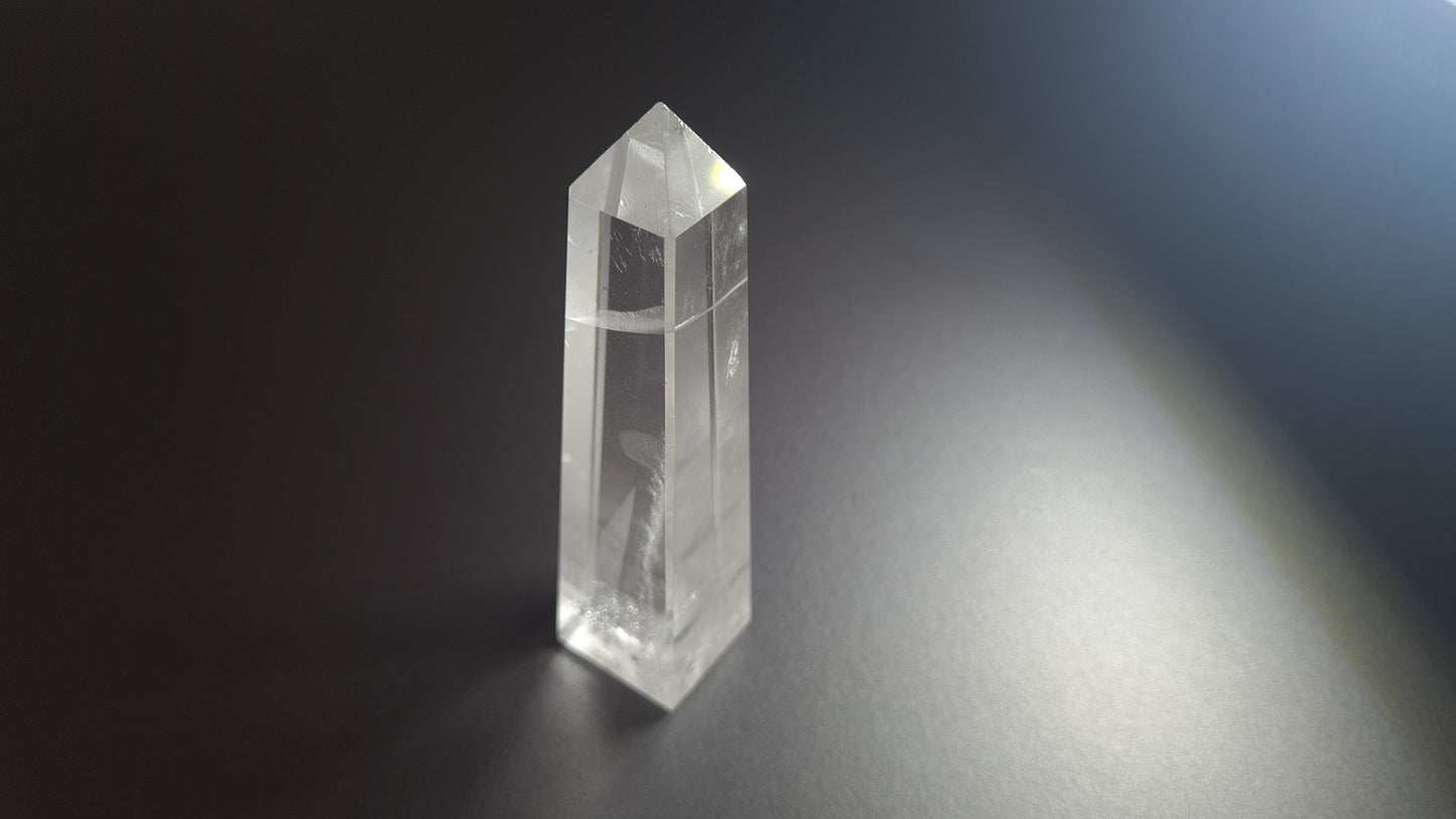 Tour de cristal de quartz 4 faces 9.8cm