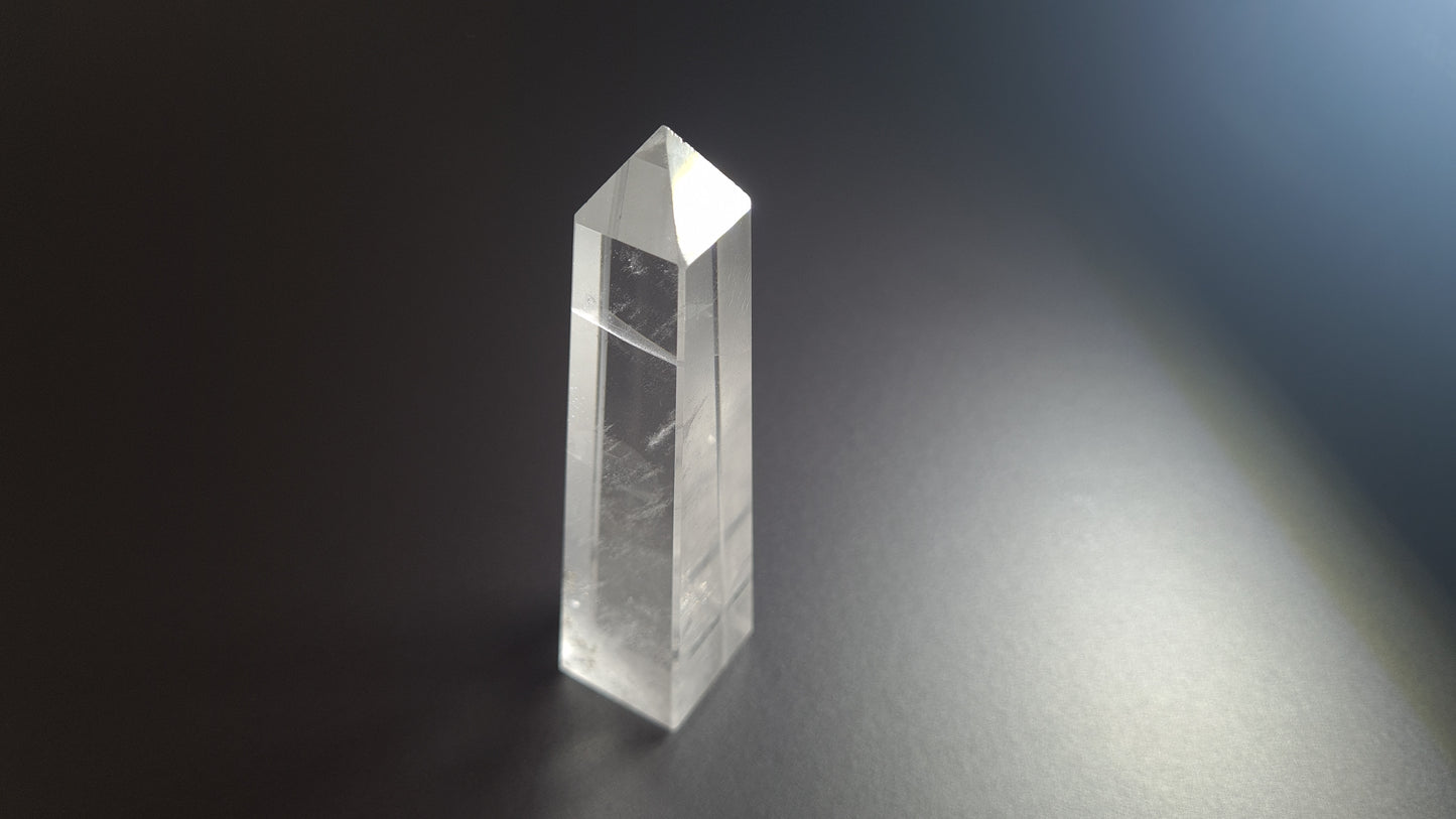 Tour de cristal de quartz 4 faces 9.8cm