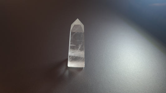 Tour de cristal de quartz 4 faces 6.3cm