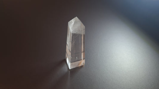 Tour de cristal de quartz 4 faces 7cm