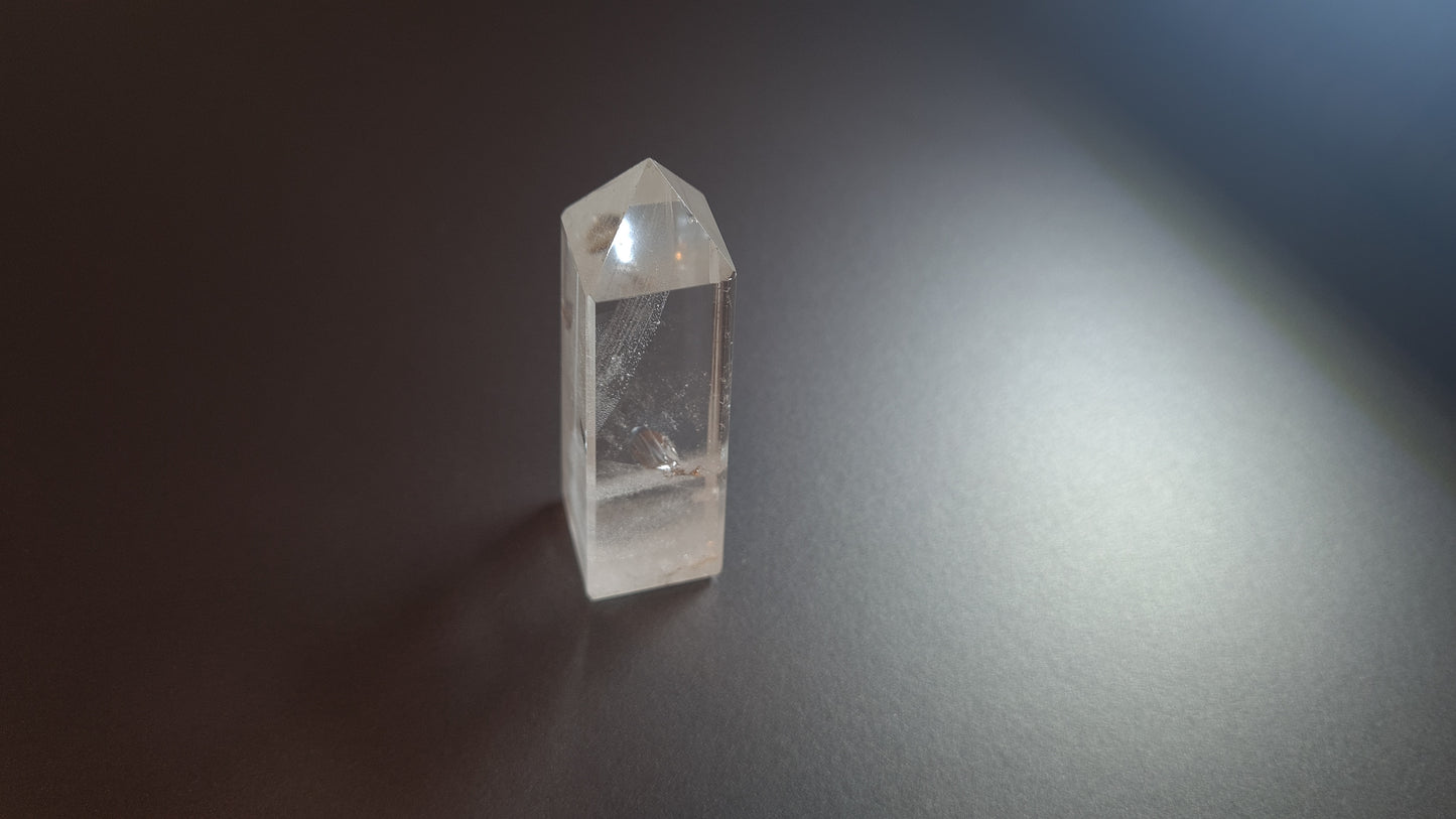 Tour de cristal de quartz 4 faces 7cm