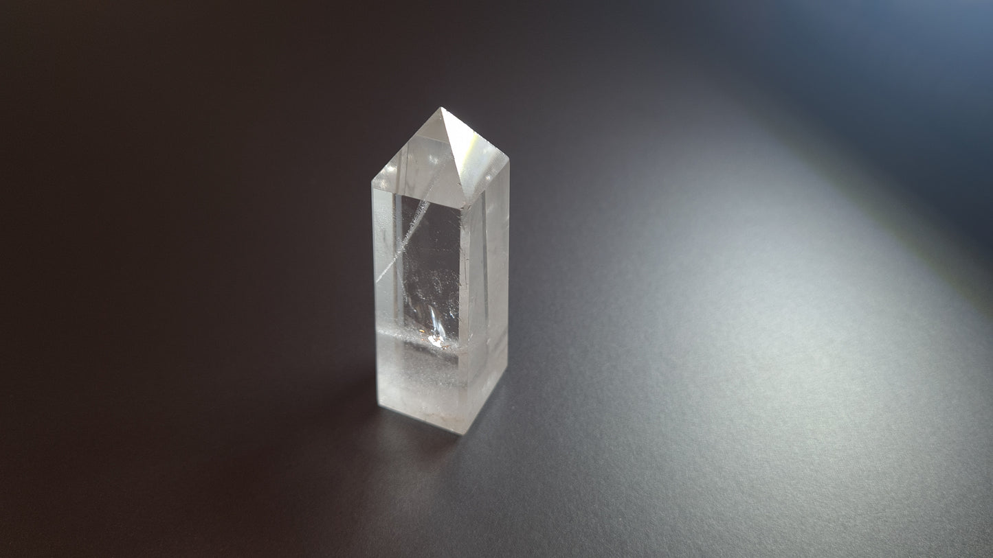 Tour de cristal de quartz 4 faces 7cm