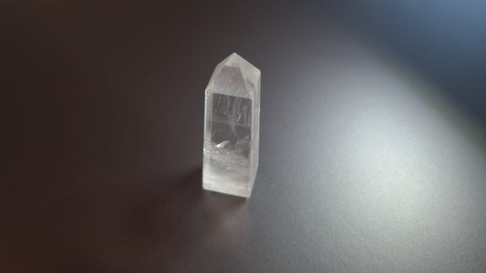 Tour de cristal de quartz 4 faces 7cm