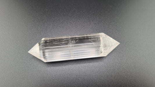 Cristal de quartz - 24 facettes - 8.1 x 2 cm - 54g
