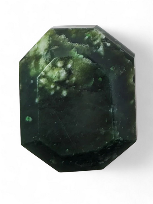 Pierre facetée en jade néphrite du Canada