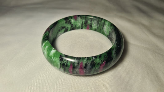 Bracelet massif "jonc" en rubis zoïsite