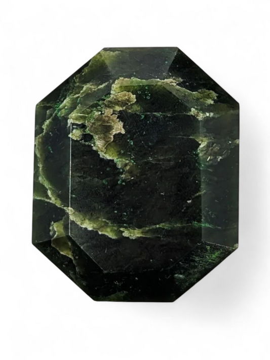 Pierre facetée en jade néphrite du Canada