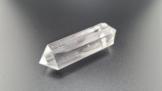 Cristal de quartz - 12 facettes - 6.6 x 2 cm - 33.8g
